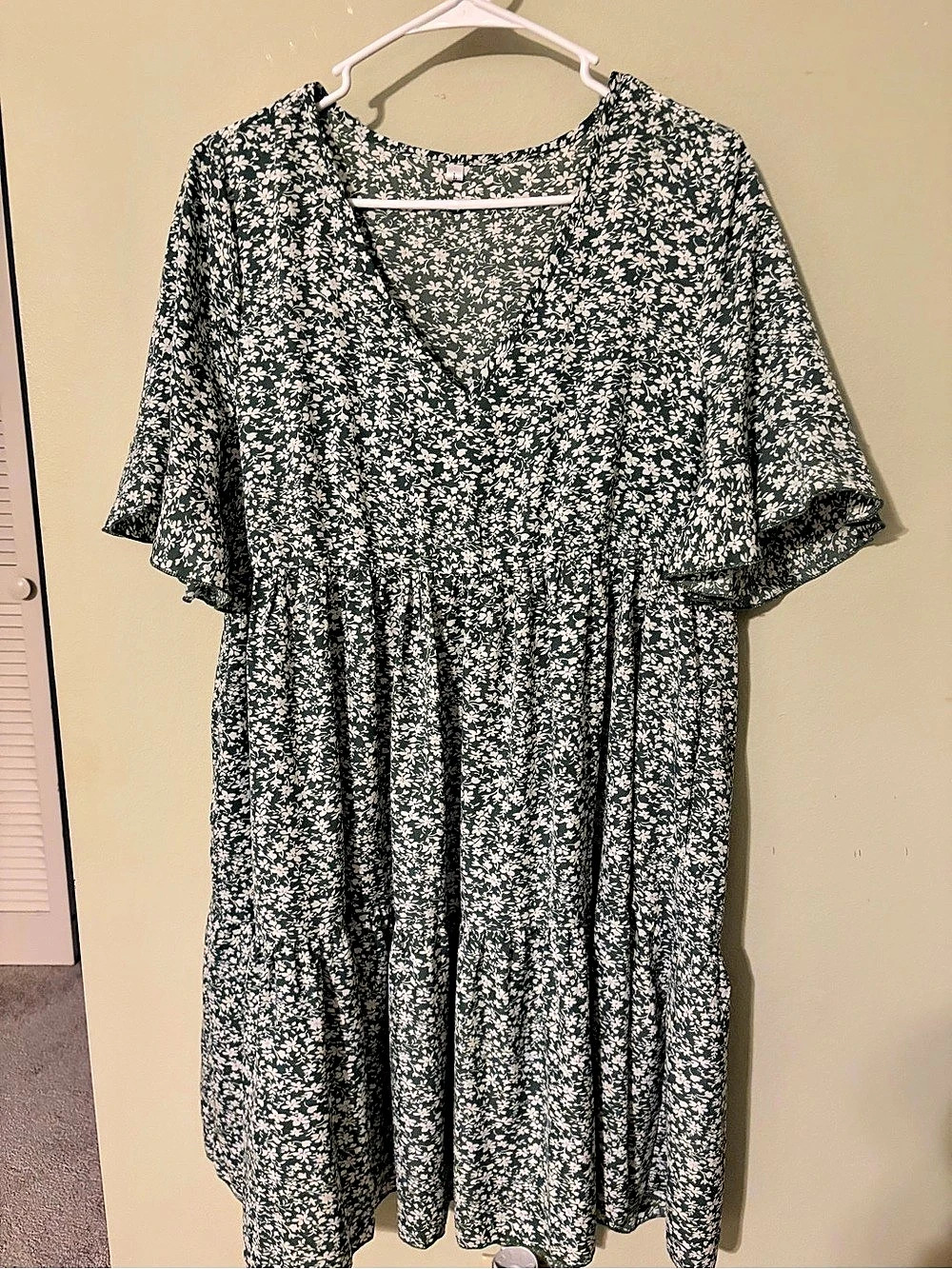 Floral flowy Dress in Green & white Size Large with pockets